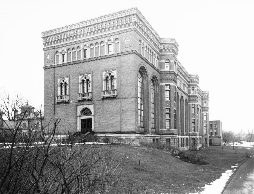 1915 - Looking south from Bloor St W at the Royal Ontario Museum, today's West Wing. Notice the original main entrance was off of Bloor St W